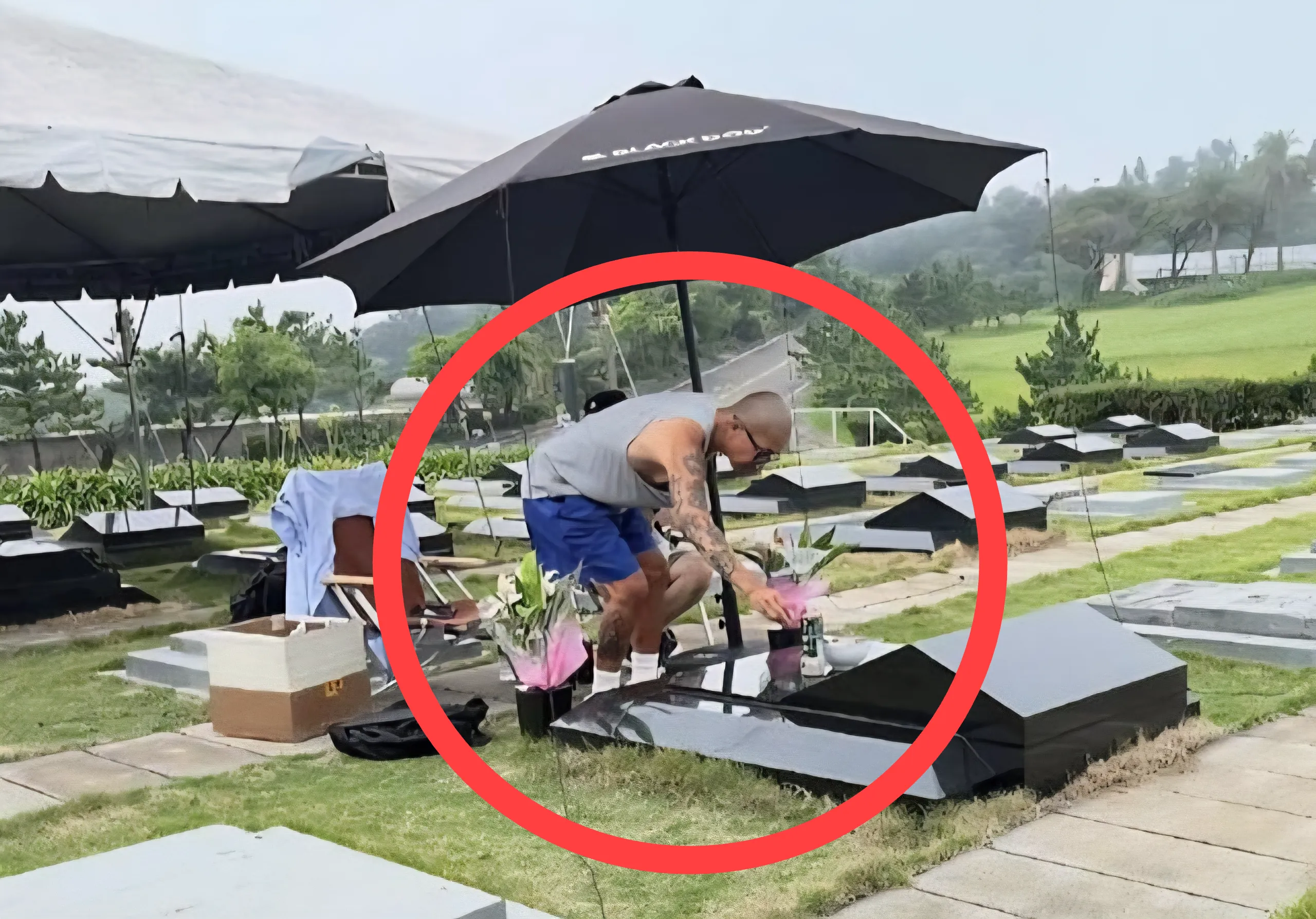 28일(현지시간) 대만 소셜미디어에 게시된 사진. 구준엽이 세상을 떠난 아내 쉬시위안의 묘를 지키고 있다. 2025.7.28 스레드