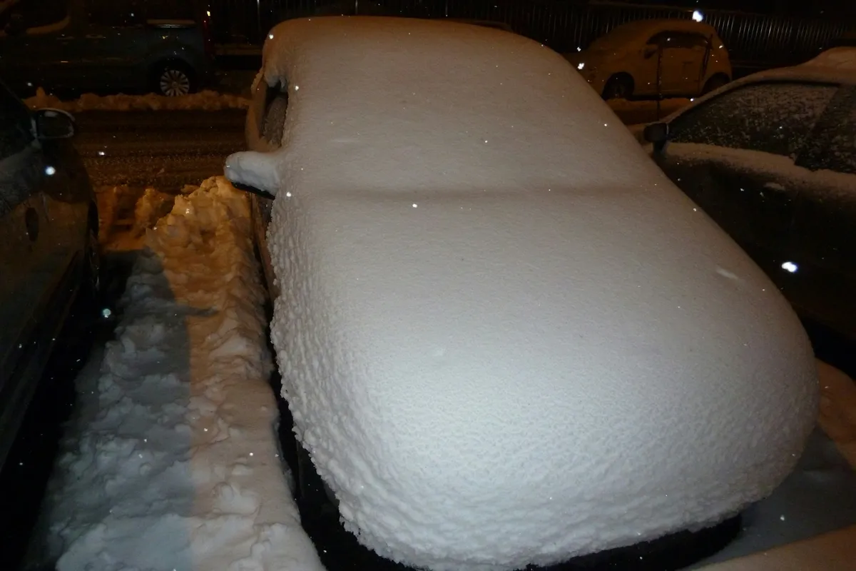 겨울출 눈덮인 자동차