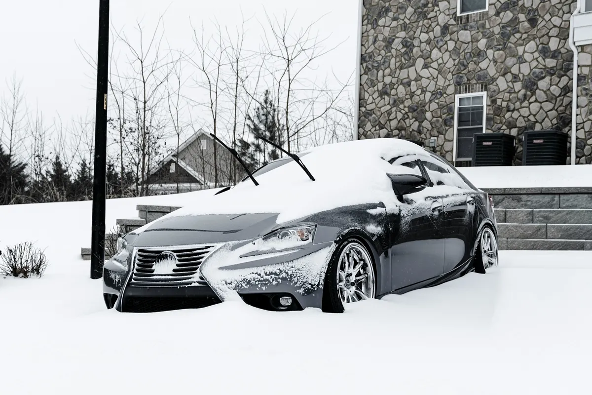 겨울철 눈 덮인 차량