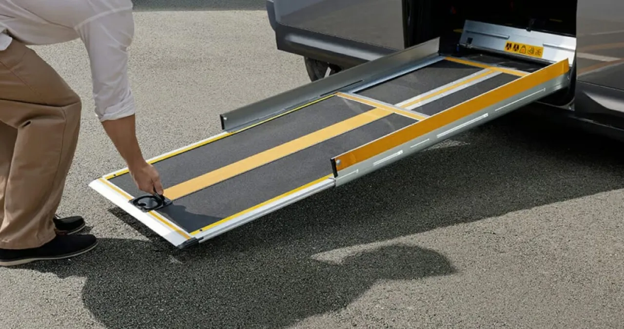 기아 PV5 WAV 수동식 인플로어 2단 슬로프 / 사진=기아