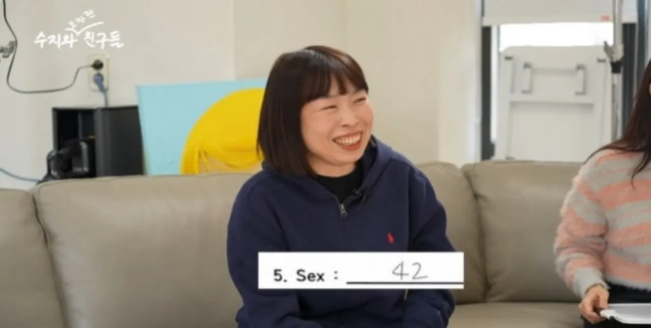 2살 연하의 전 축구선수와 결혼한 코미디언 오나미가 영어 단어를 헷갈려 부부관계 횟수를 오해받는 일이 일어났다. 유튜브 채널 ‘핫이슈지’ 캡처