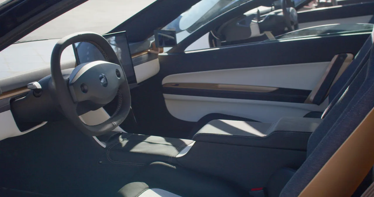 태양광 전기차 실내 / 앱테라 모터스