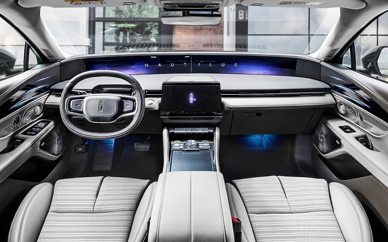 노틸러스 하이브리드 실내 / 링컨