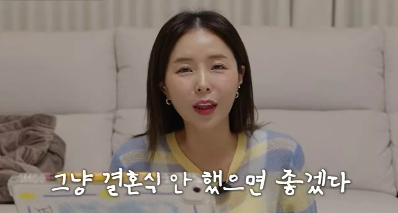 코요태 신지가 가수 문원과의 결혼을 앞두고 결혼식에 대한 생각을 밝혔다. 유튜브 채널 ‘어떠신지?!?’ 캡처