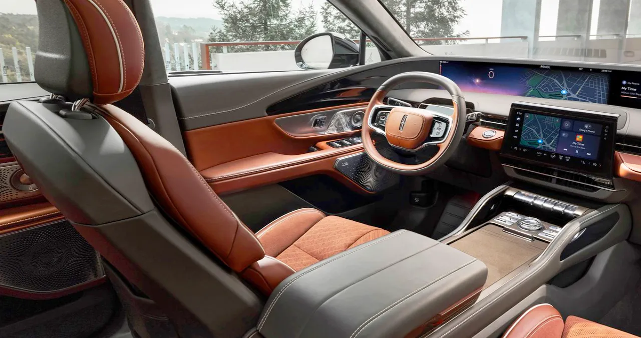 노틸러스 하이브리드 실내 / 링컨