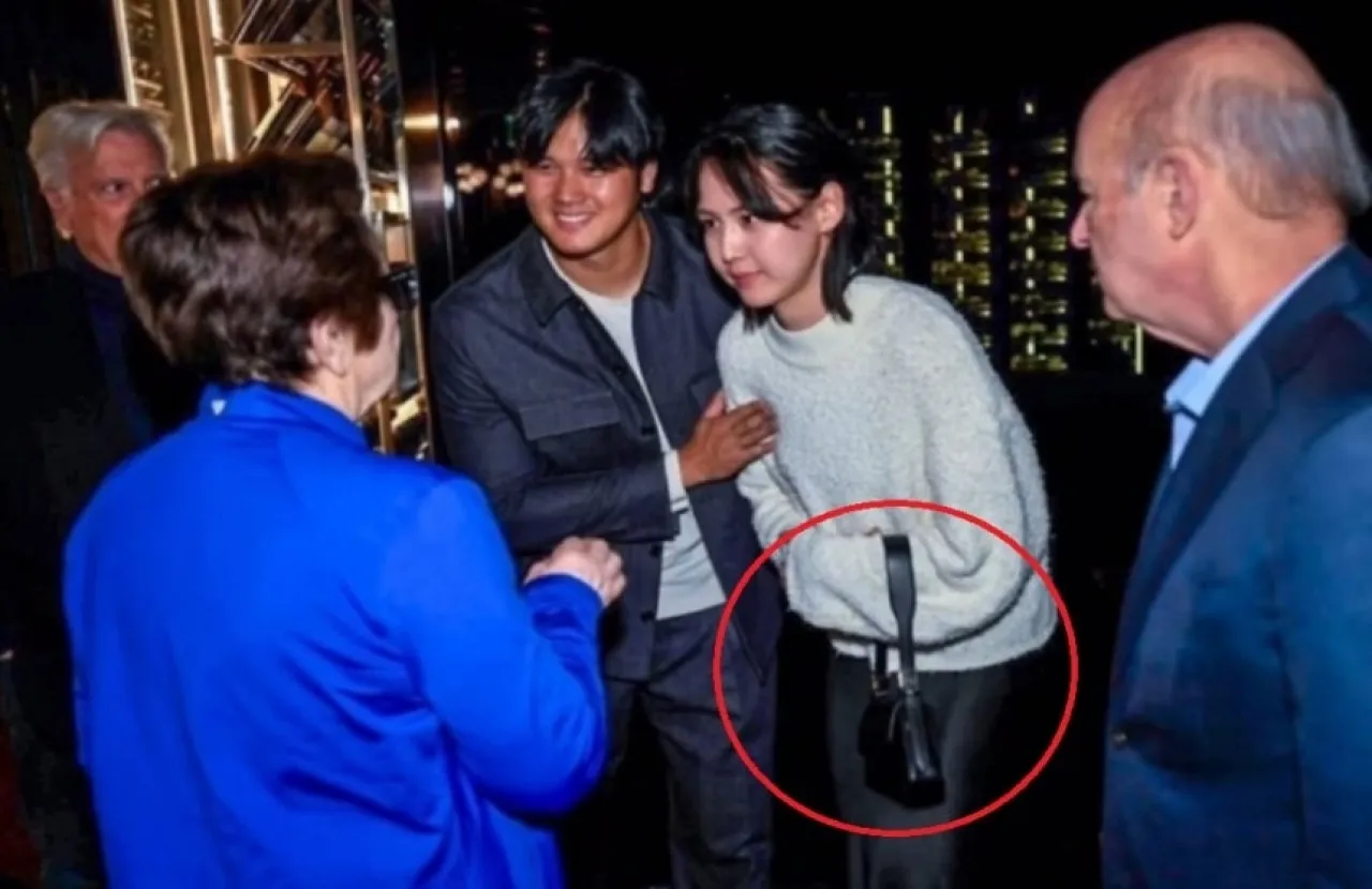 검은색 숄더백을 든 오타니 쇼헤이의 아내 다나카 마미코. 다저스 카메라맨 존 수후 인스타그램