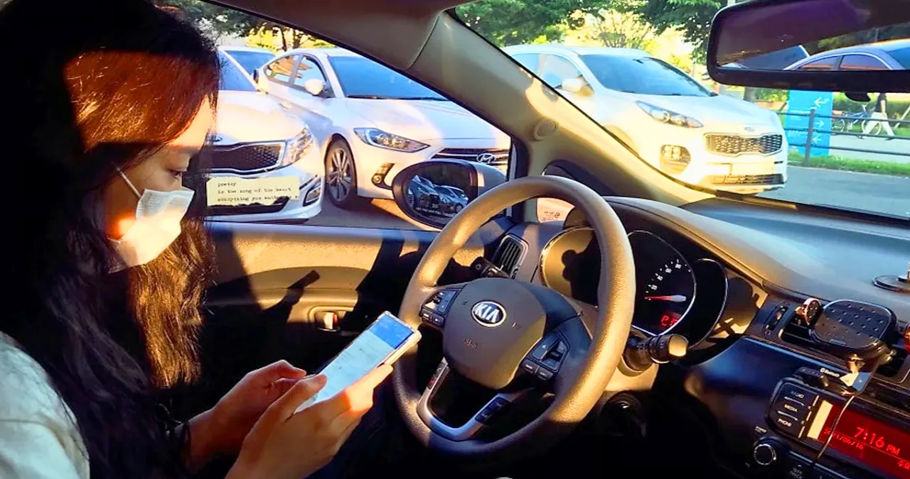 신혜선이 타는 차 프라이드 / 씨네플레이