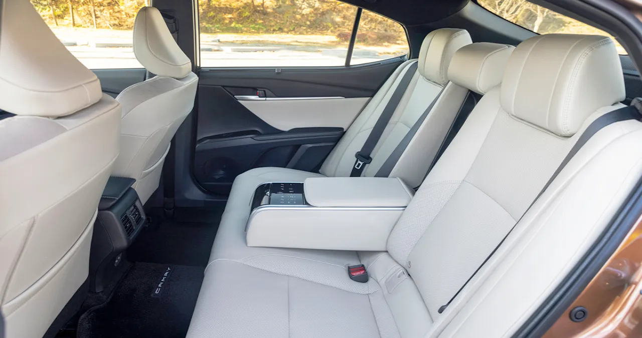 캠리 하이브리드 실내 / 토요타