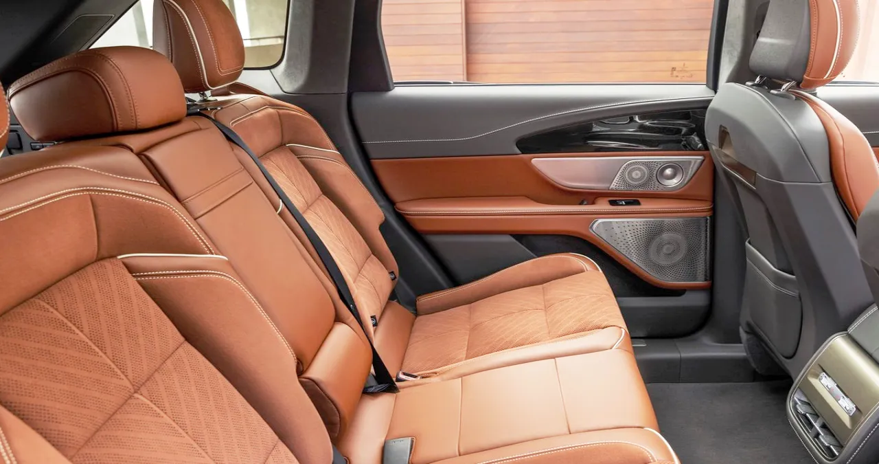 노틸러스 하이브리드 실내 / 링컨