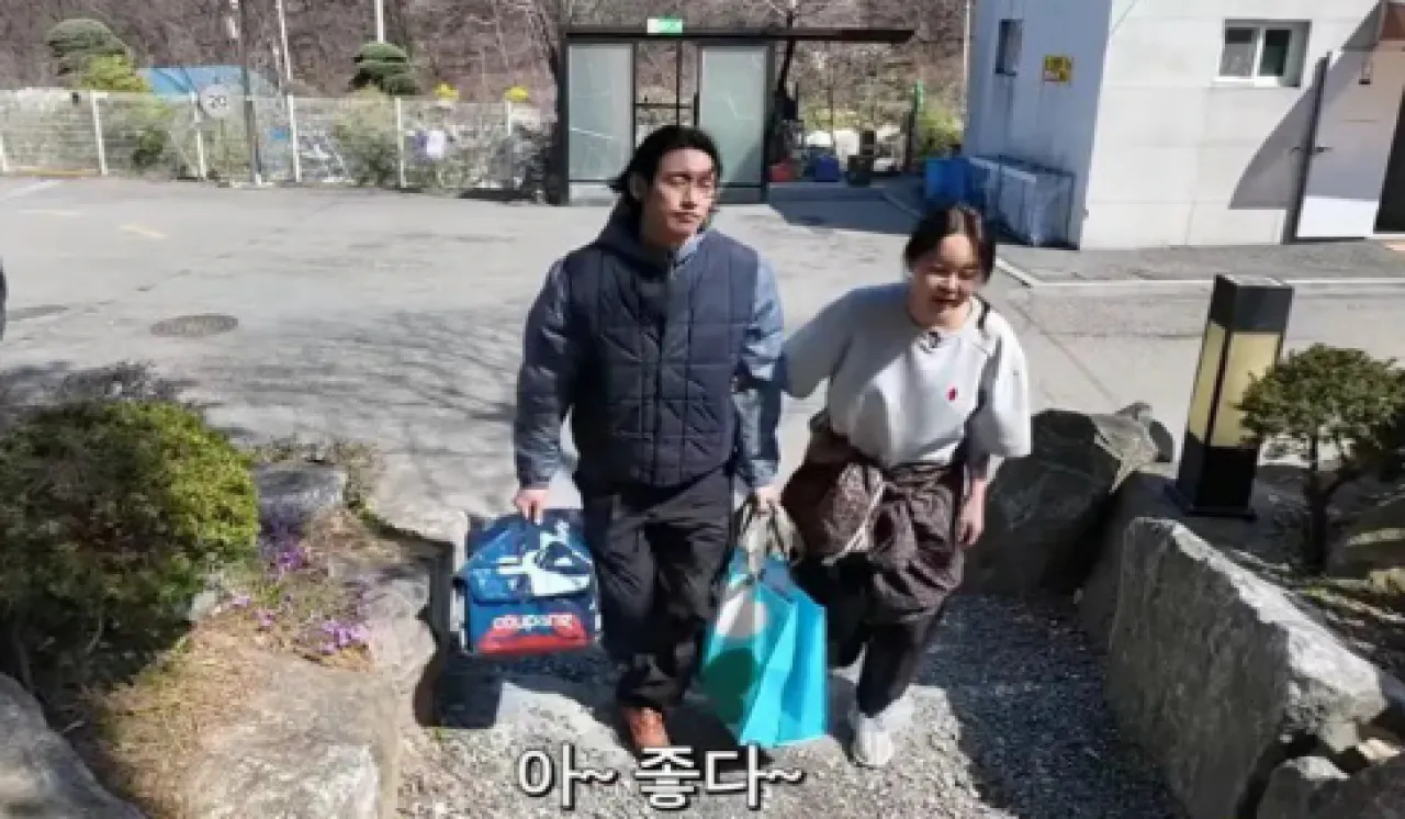 가수 백지영이 유튜브 콘텐츠에서 쿠팡의 ‘프레시백’을 개인 용도로 사용하는 모습이 공개되며 논란이 일자, 해당 유튜브 제작진이 이에 사과했다. 해당 장면은 현재 삭제된 상태. 유튜브