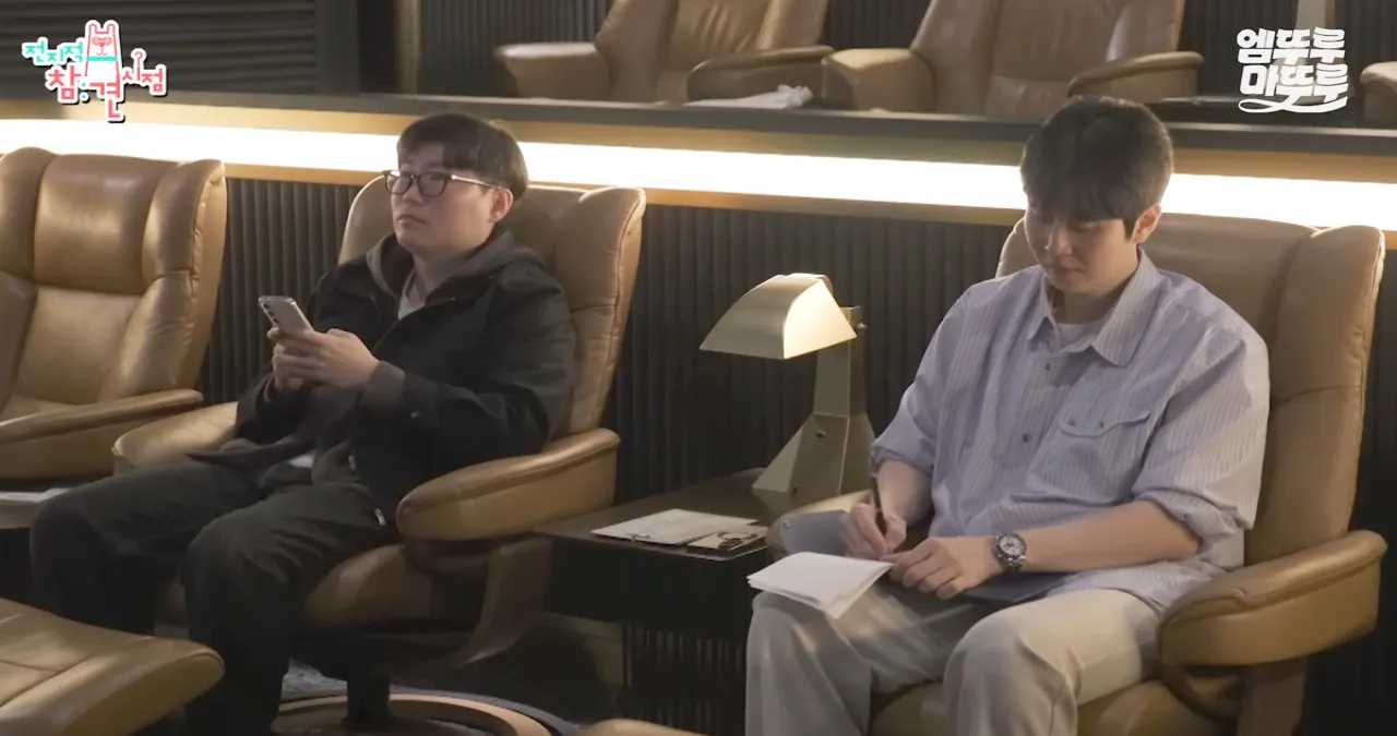 리뷰용 영화 시사회 중인 지무비 / 유튜브 ‘엠뚜루마뚜루 : MBC 공식 종합 채널’