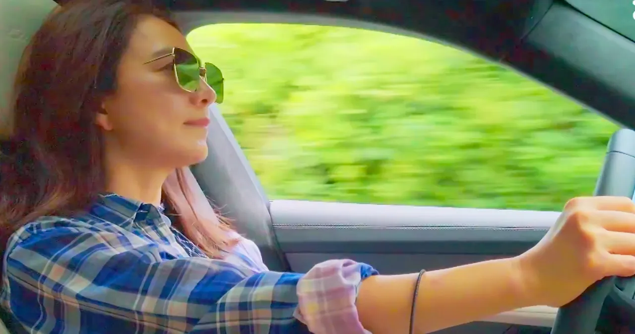 김희애가 타는 포르쉐 타이칸 / 유튜브 ‘ENA 이엔에이’