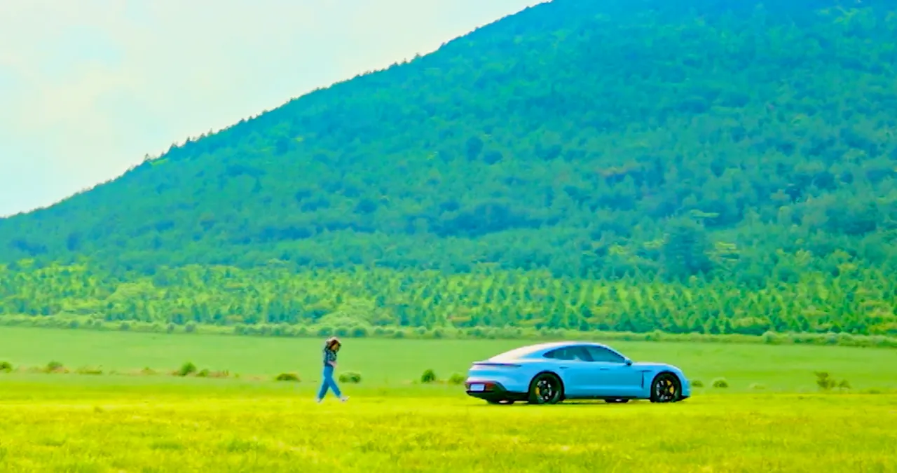 김희애와 포르쉐 타이칸 / 유튜브 ‘ENA 이엔에이’