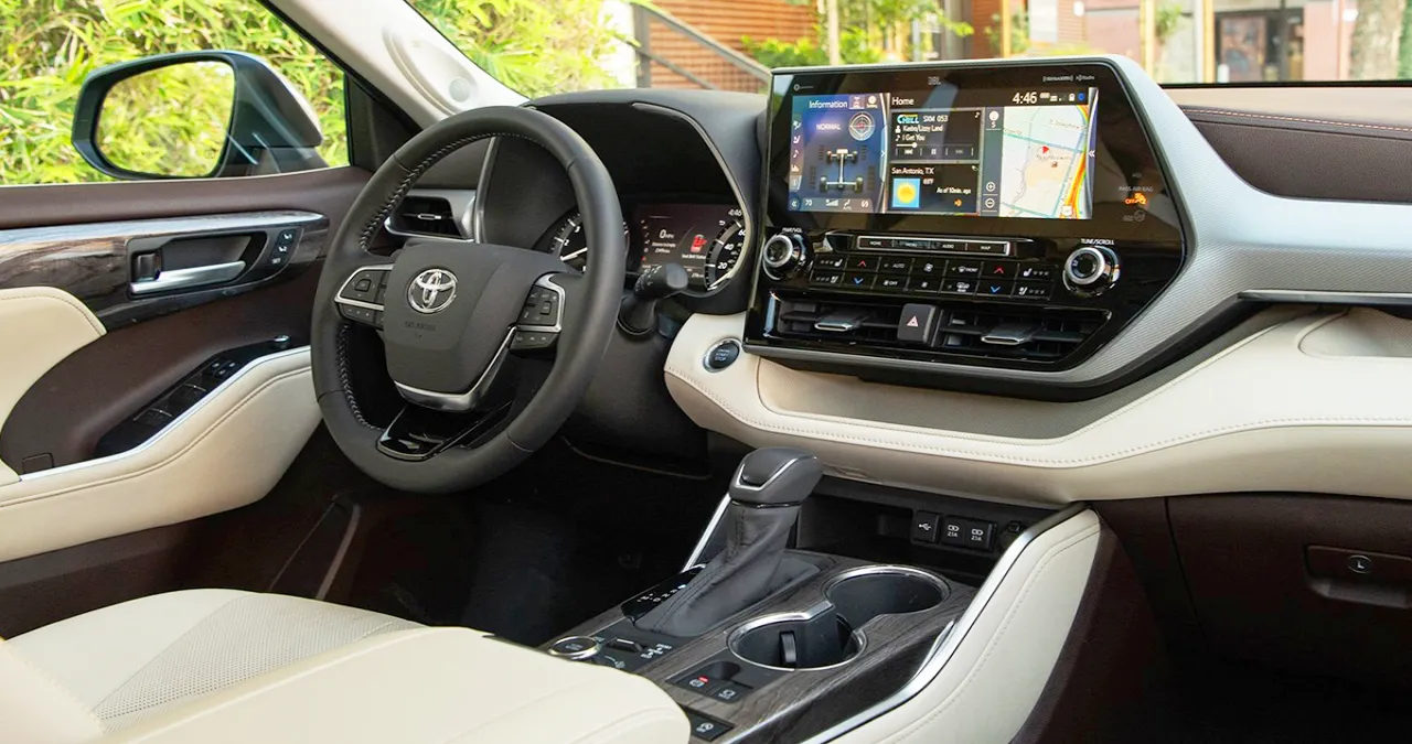 하이랜더 하이브리드 실내 / 토요타