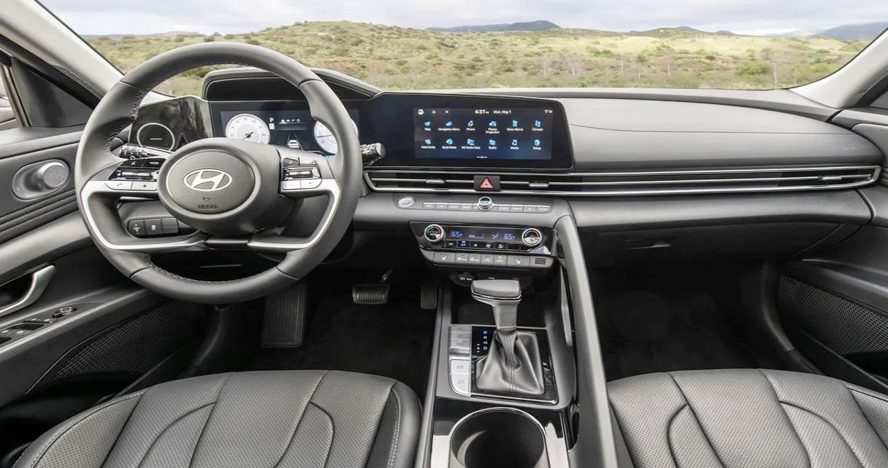 아반떼 실내 / 현대자동차