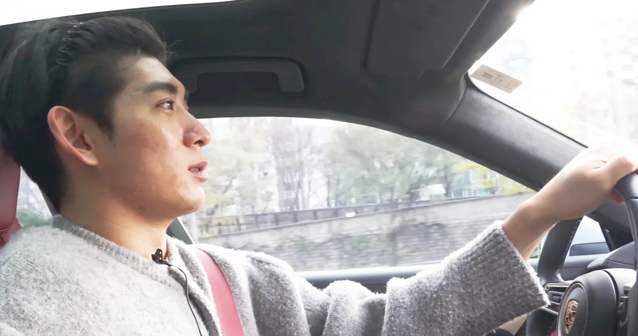 포르쉐 타이칸을 운전하는 이정후 / 유튜브 ‘포르쉐 아우토스타트’