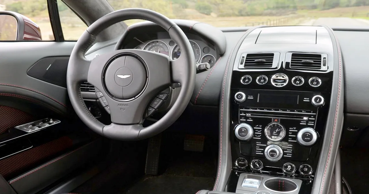 라피드 S 실내 / 애스턴마틴