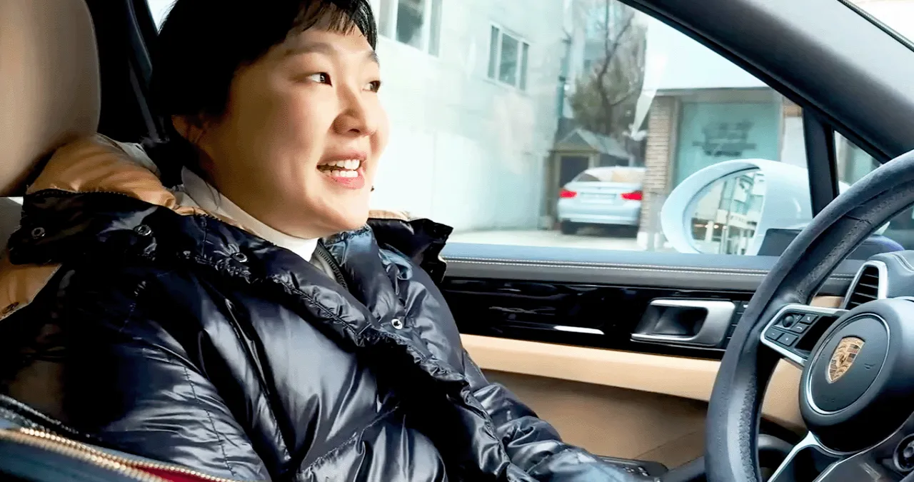 개그우먼 이수지가 탄 카이엔 / 유튜브 ‘핫이슈지’
