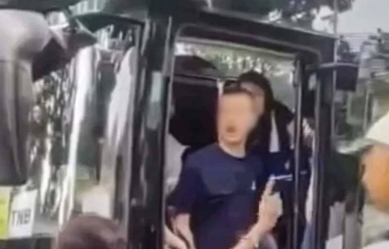 홍콩의 한 학교 교장이 싱가포르 학생 견학 중 경비원들에게 욕설을 퍼붓는 모습이 포착됐다. SCMP 캡처