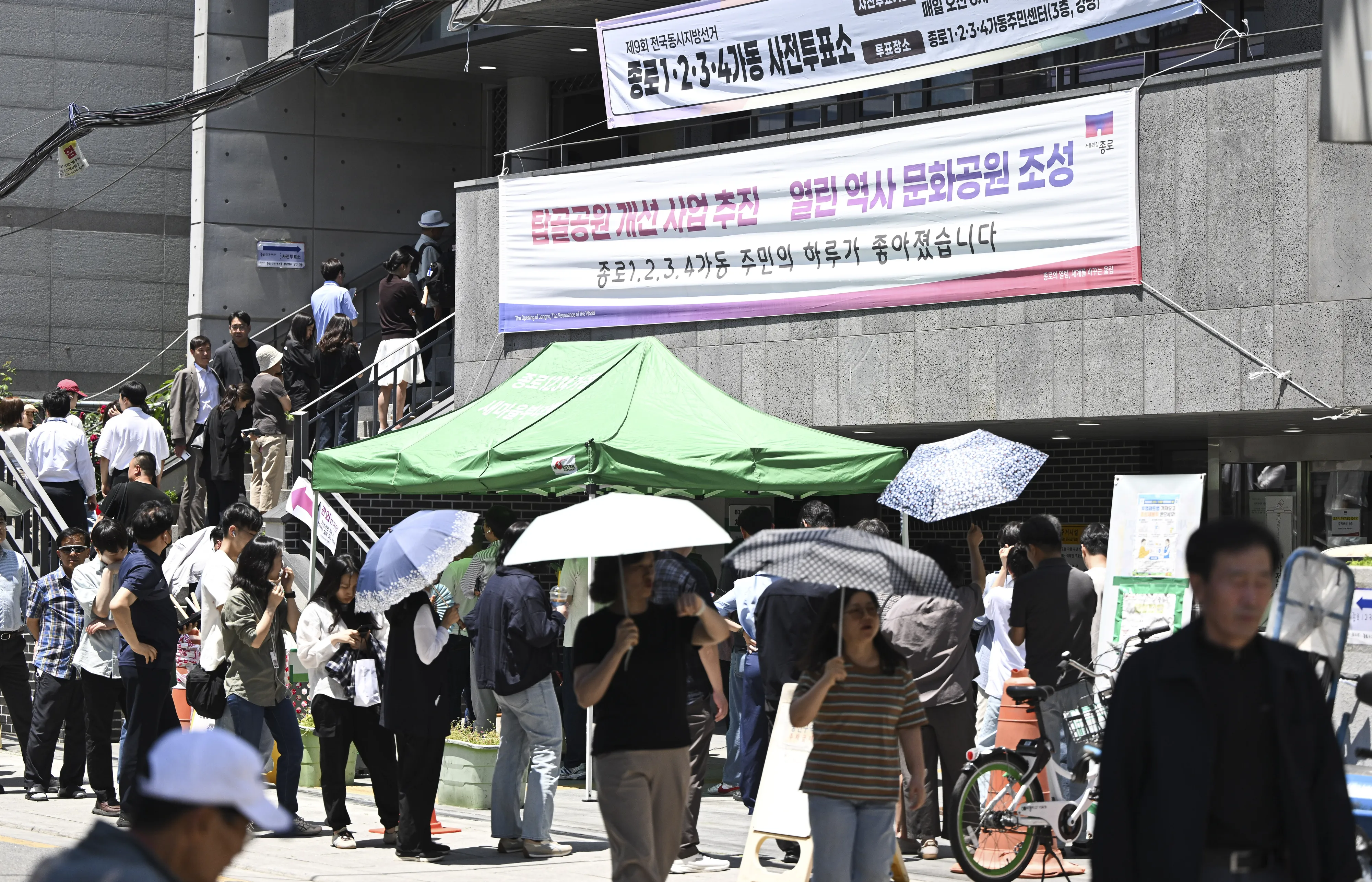 제9회 전국동시지방선거 사전투표 첫날인 29일 서울 종로구 종로1·2·3·4가동 주민센터에 마련된 사전투표소에서 유권자들이 대기하고 있다. 2026.5.29 이지훈 기자