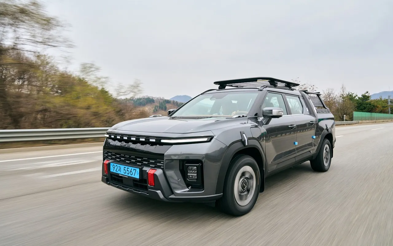 도로를 달리는 회색 무쏘 EV 픽업
