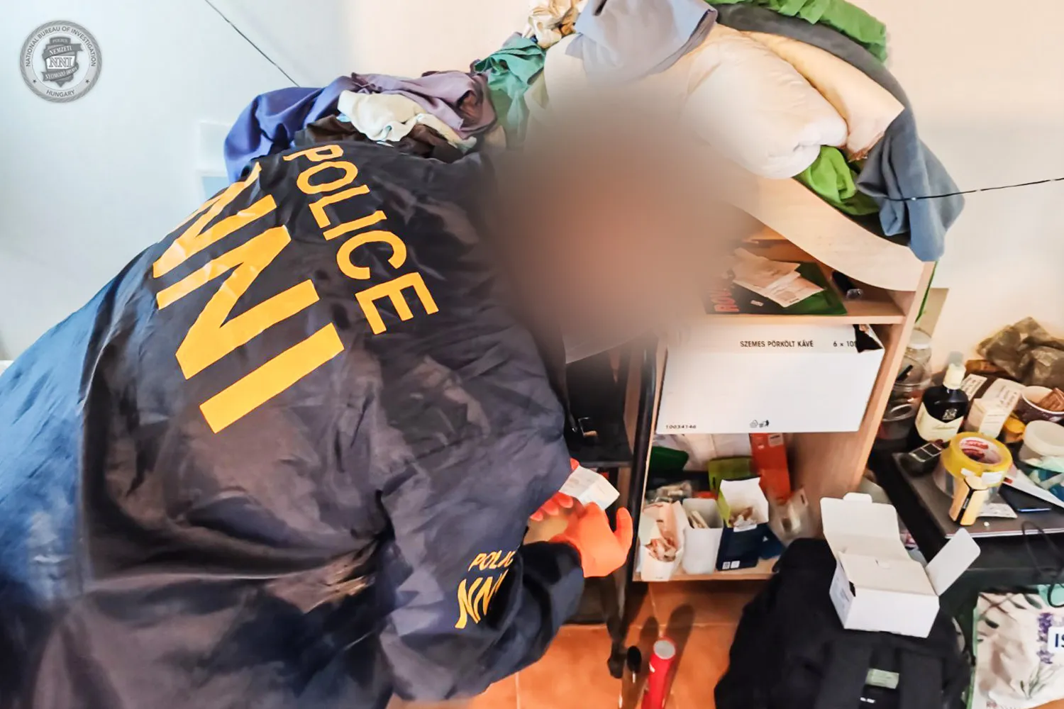 헝가리 국가수사국(NBI)은 지난 17일(현지시간) 부다페스트에서 30대 남성 A씨를 인체불법사용 혐의로 체포했다. 수사국은 A씨가 간호조무사로 일하는 병원과 자택에 인체 부위를 보관하고 있다는 제보를 받고 수사에 착수했다. 헝가리 경찰 제공