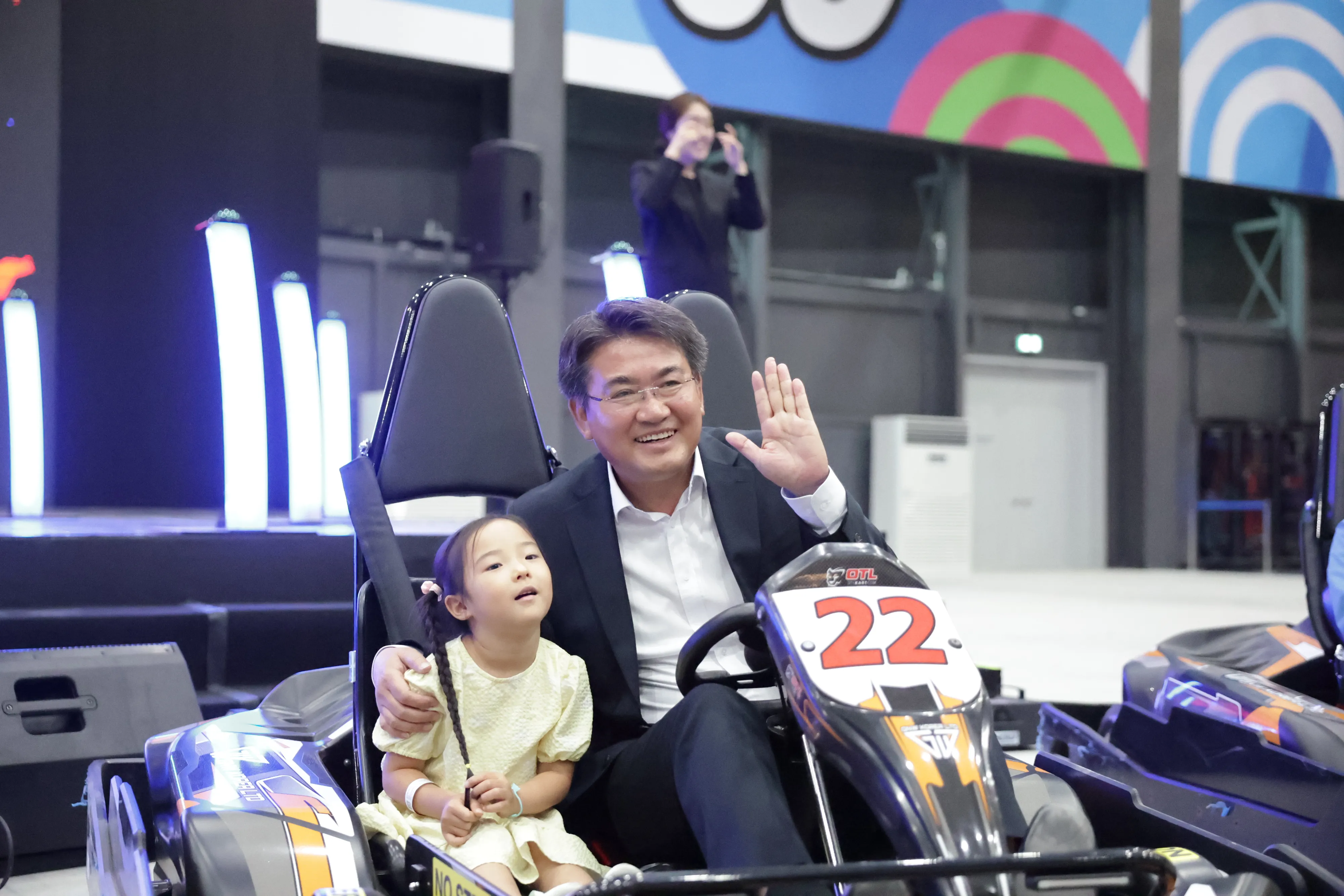 오승록(오른쪽) 서울 노원구청장이 지난 27일 노원구 하계동 노원구립 어드벤처 테마파크 ‘점프’ 개관식에서 어린이와 함께 경주 자동차에 타고 기념사진을 찍고 있다. <br>노원구 제공