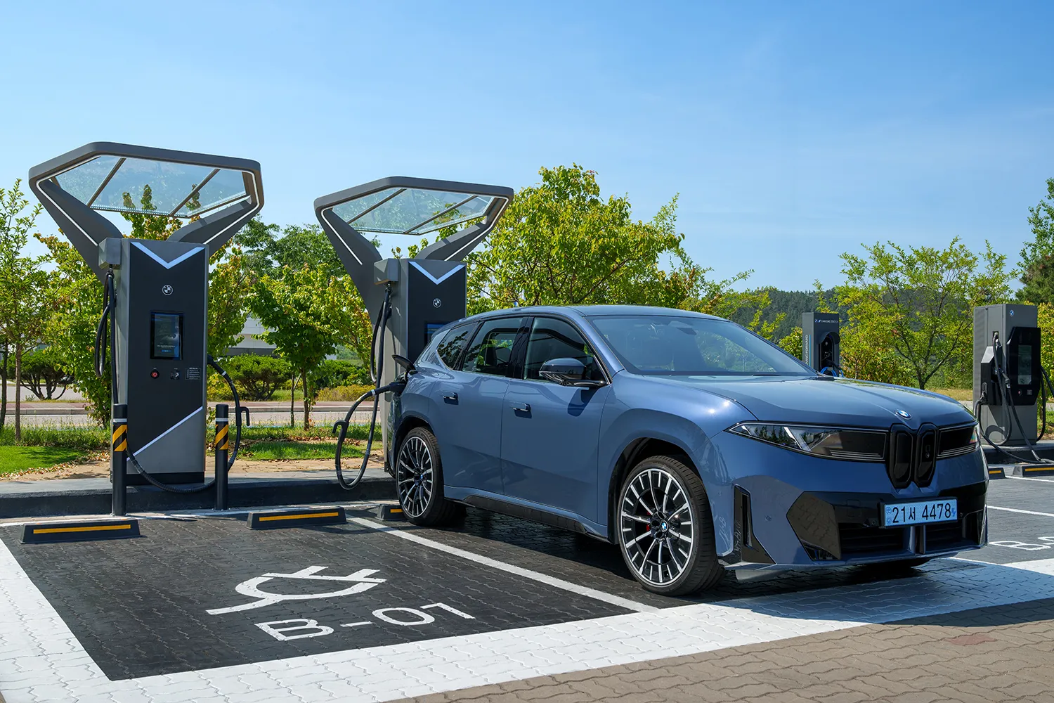 BMW, 국내 최초 400kW 초급속 충전기 공개 / BMW