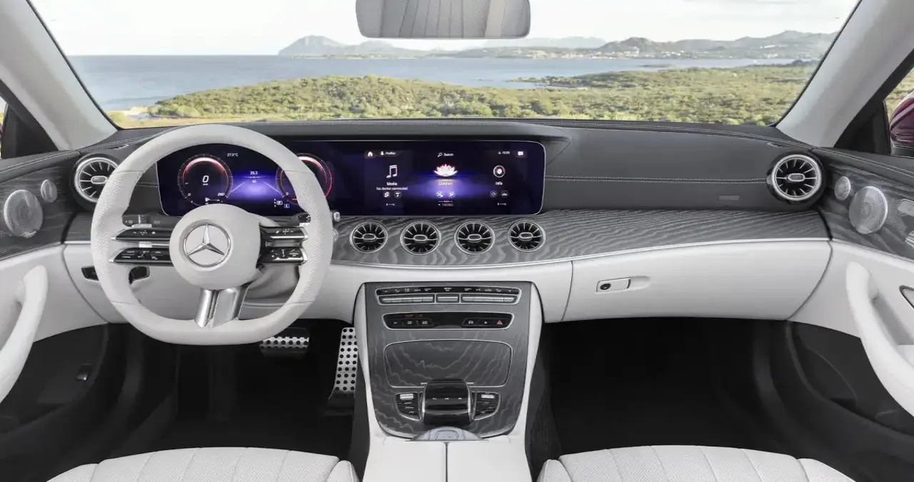 메르세데스-벤츠 E 450 4MATIC 카브리올레 실내 / 사진=메르세데스-벤츠