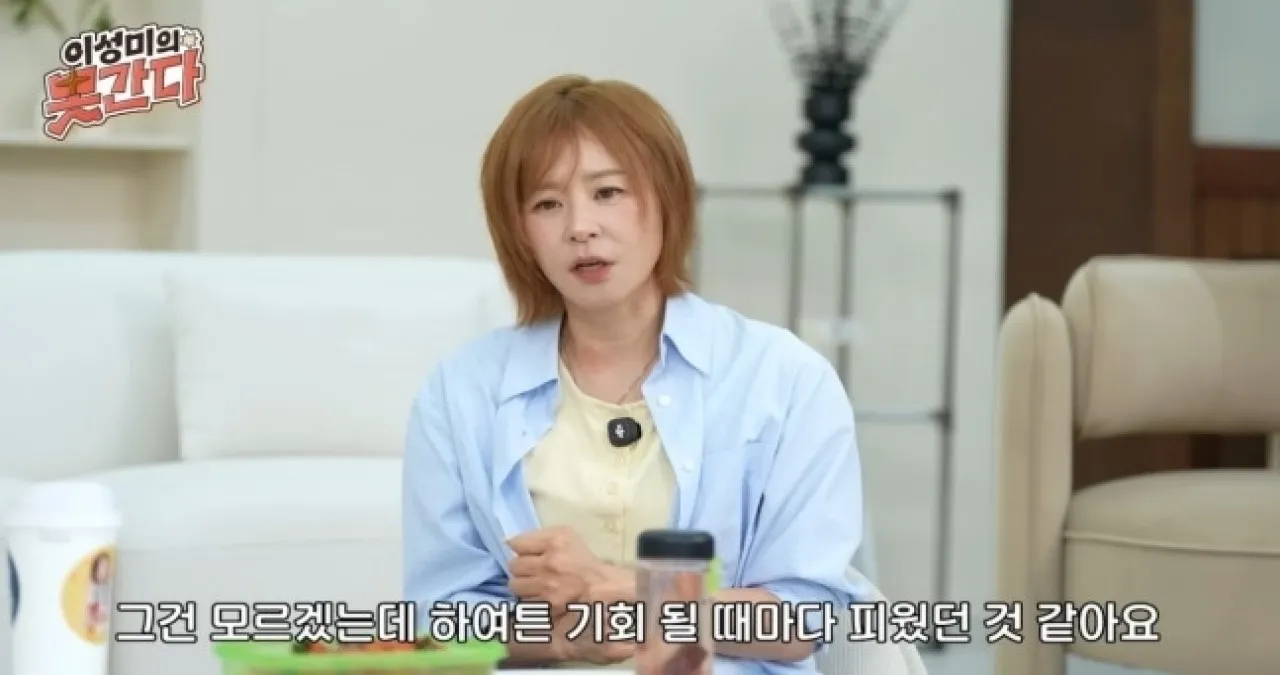 최강희는 13일 유튜브 채널 ‘이성미의 못 간다’에 출연해 “담배 얘기를 안 할 수가 없다. 제가 골초였다”고 밝혔다. 유튜브 채널 ‘이성미의 못 간다’ 캡처