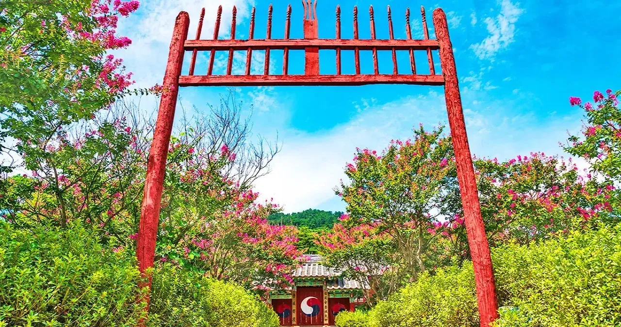 홍살문 따라 피어나는 배롱나무 / 사진=논산시 문화관광