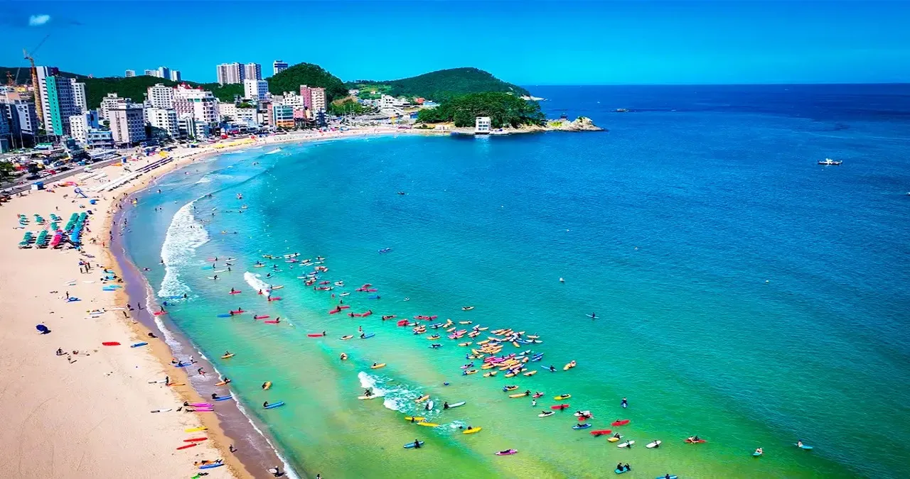 서핑을 즐기는 모습 / 사진=부산 갈맷길