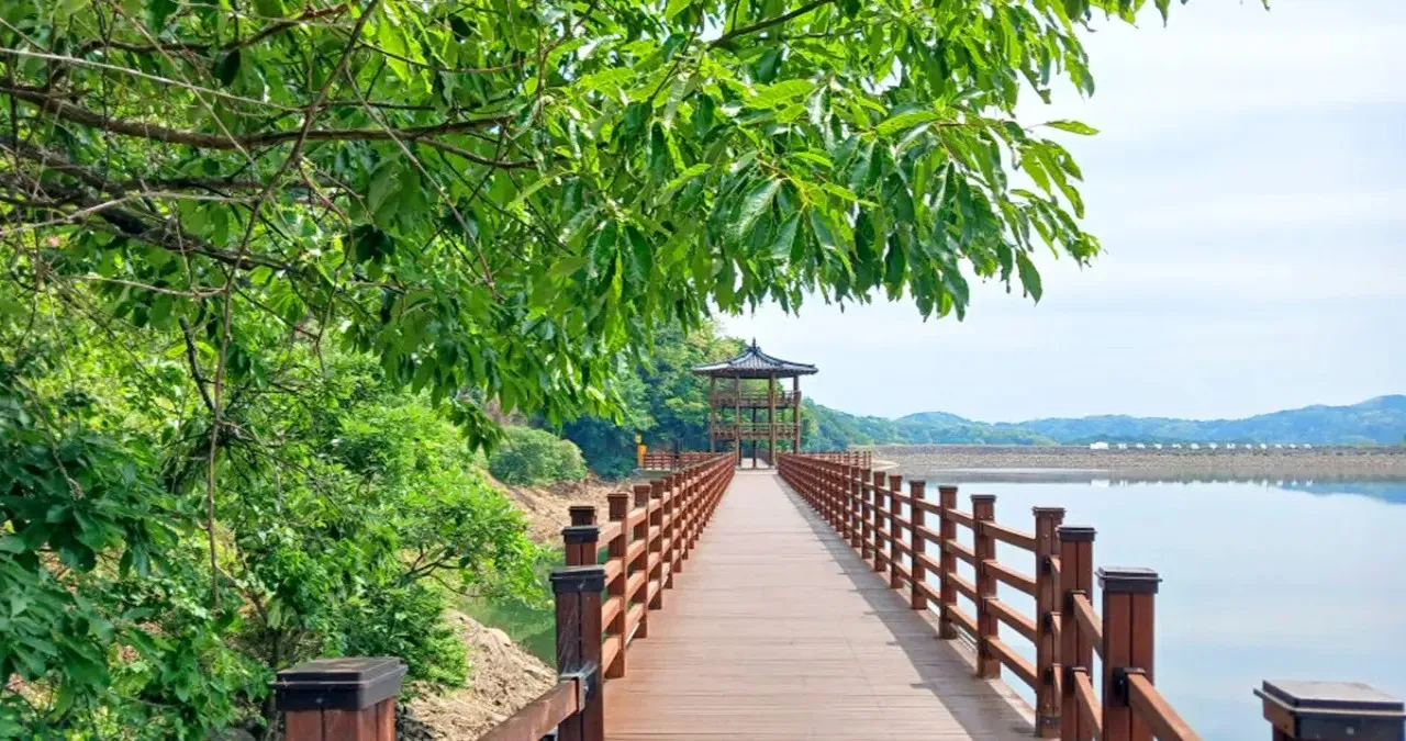 순흥저수지 데크길과 정자 / 사진=영주시 공식 블로그 배은설