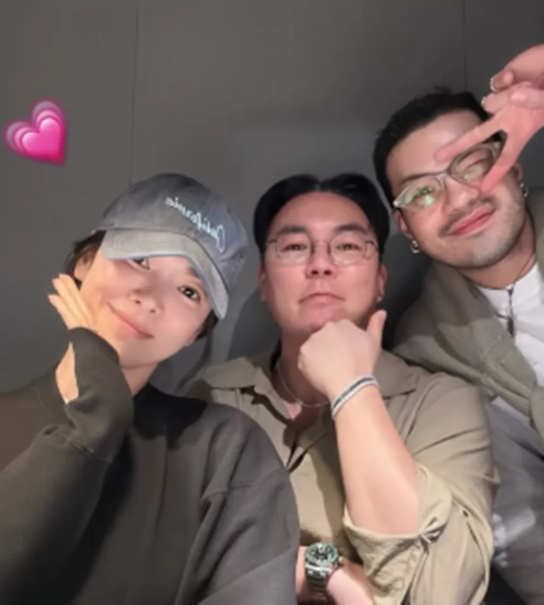 배우 송혜교(왼쪽)가 남자 지인들과 함께 찍은 사진을 공개했다. 인스타그램 캡처