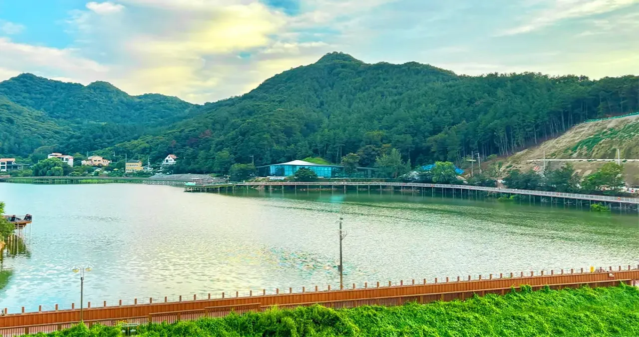 아중호수도서관과 아중호수 / 사진=투어전북
