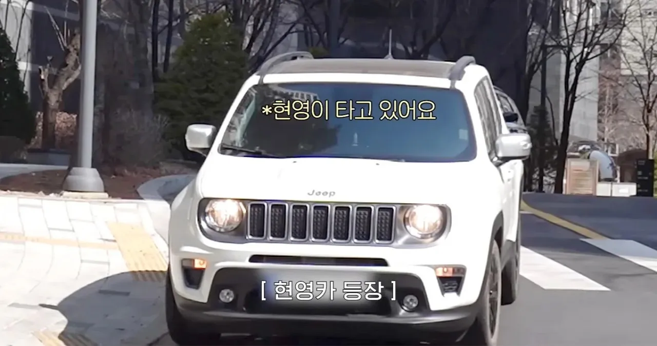 지프의 레니게이드 차량을 타는 배우 주현영 / 유튜브 ‘주연은 주현영’