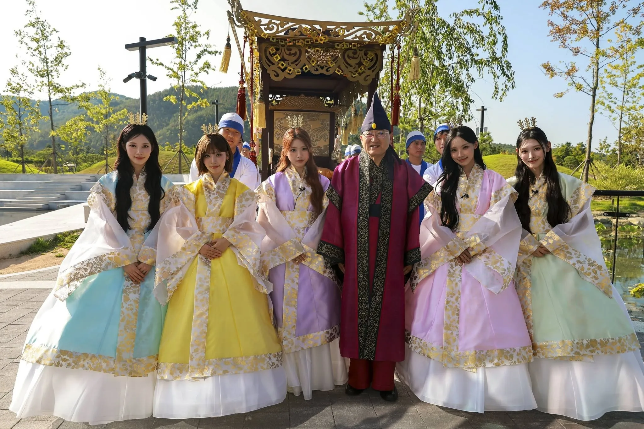 경북 경주시 홍보대사 위촉 기념식이 열린 2일 주낙영 경주시장과 그룹 리센느 멤버들이 기념촬영을 하고 있다. 왼쪽부터 리브, 메이, 제나, 주 시장, 원이, 미나미. 주 시장 페이스북 캡처