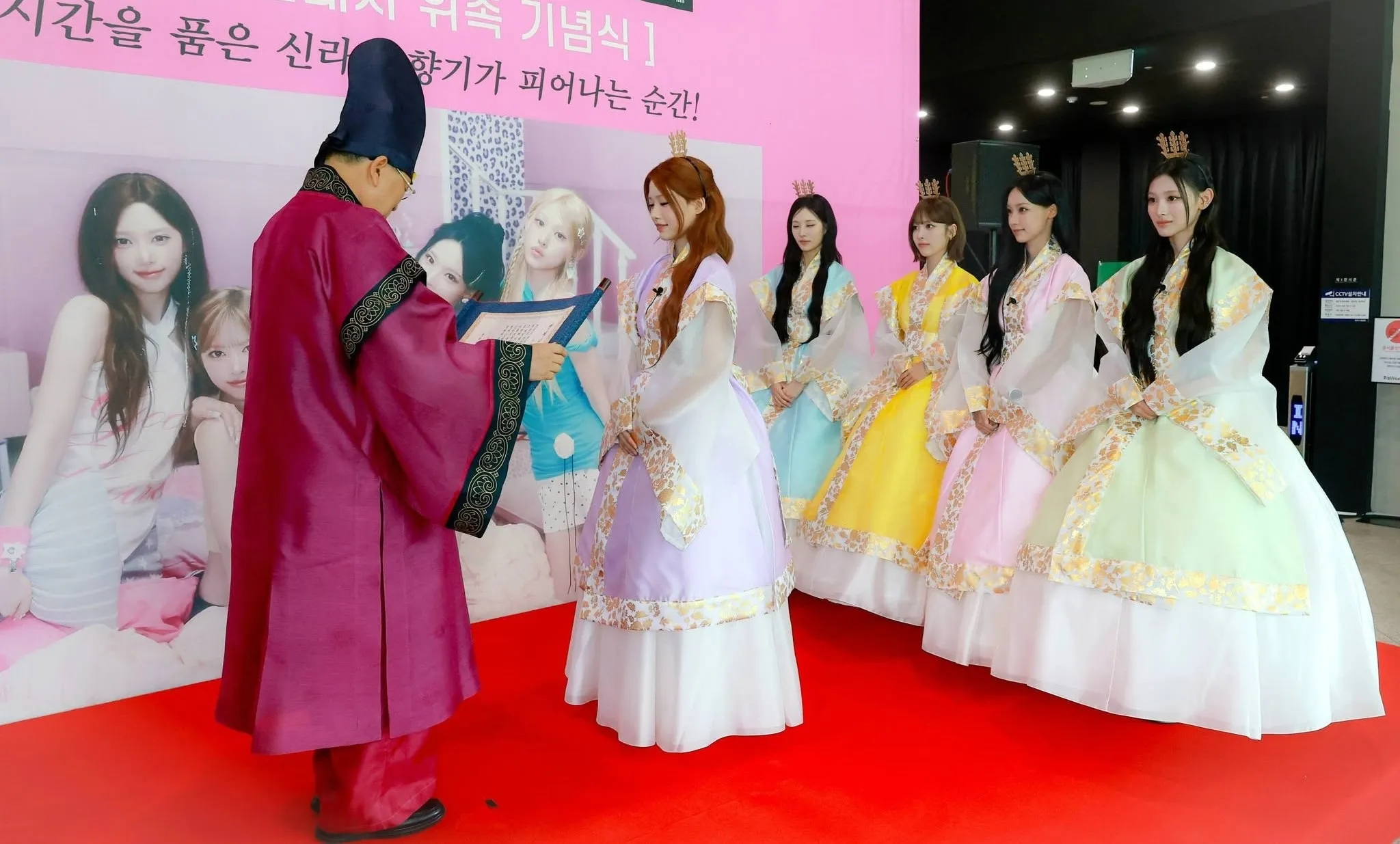 주낙영 경북 경주시장이 2일 경주시 홍보대사 위촉 기념식에서 고향이 경주인 그룹 리센느 멤버 제나에게 ‘명예신라공주증’을 수여하고 있다. 주 시장 페이스북 캡처