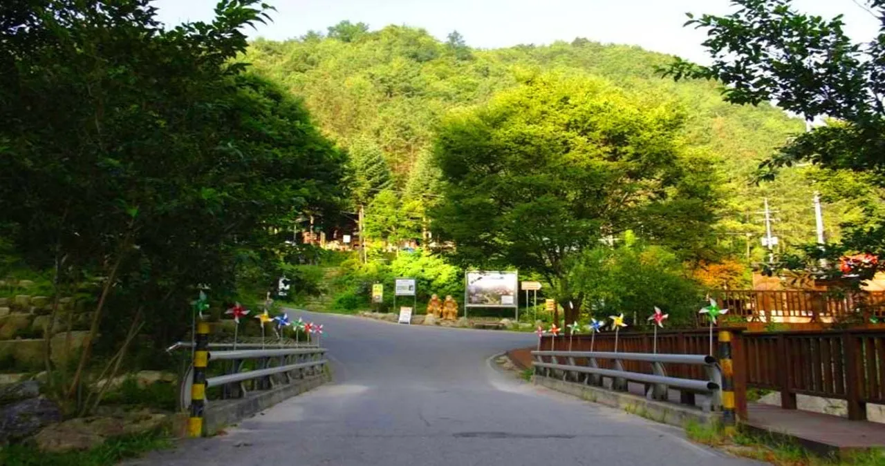 유안청폭포 산책로 / 사진=거창문화관광