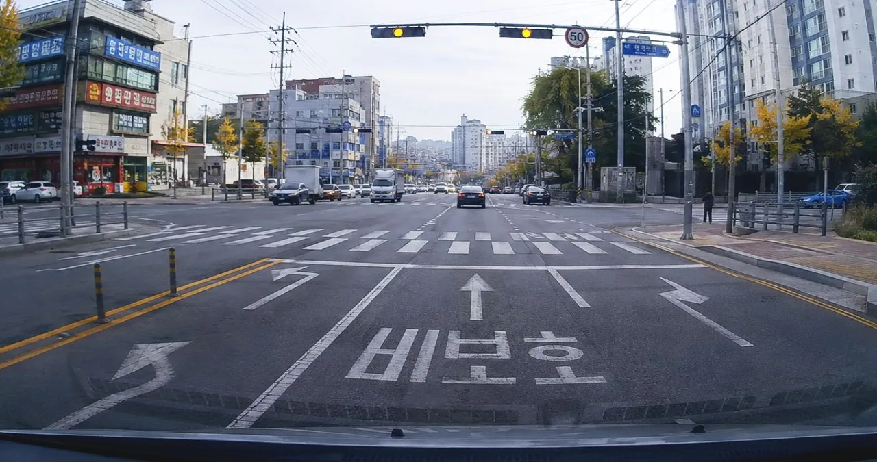 블랙박스에 촬영된 교차로 황색 신호