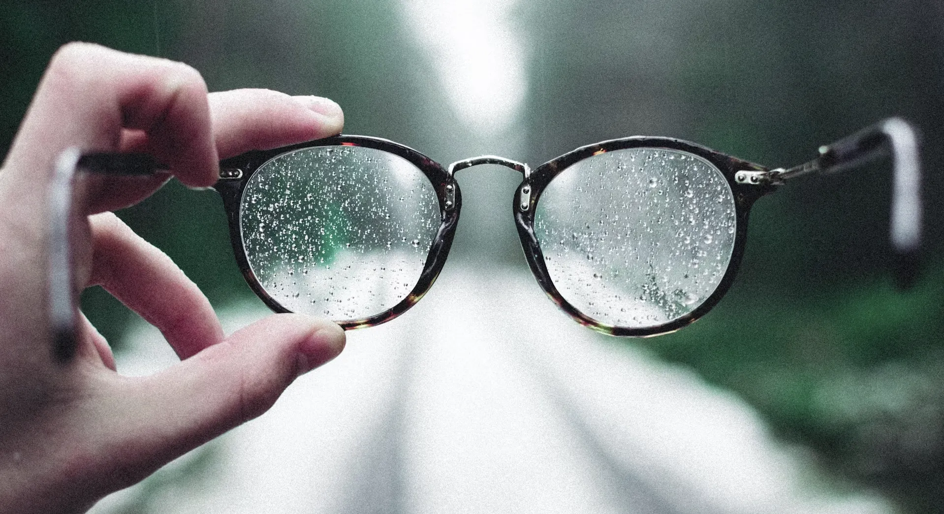 사진 : 안경 물기 / Unsplash