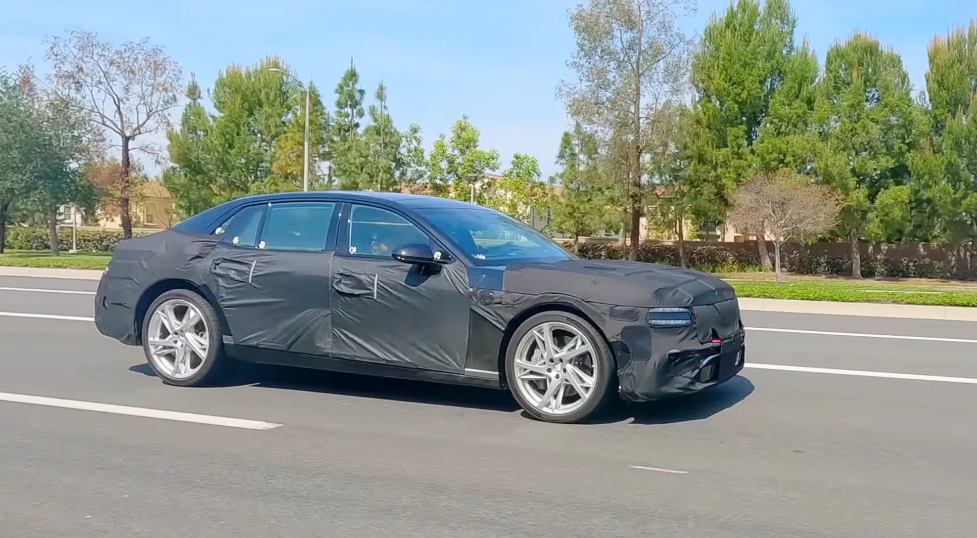 < 제네시스 G90 페이스리프트 스파이샷, 출처 : autoblog >