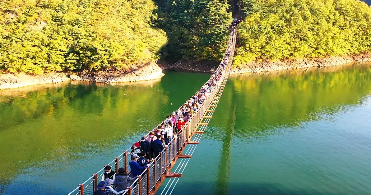 출렁다리를 건너는 사람들 / 사진=휴윗제천