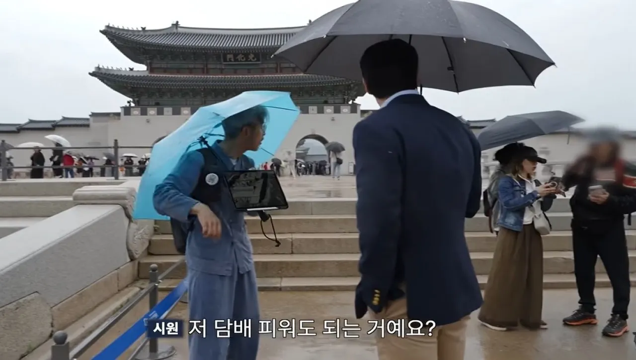 그룹 슈퍼주니어 멤버 겸 배우 최시원이 경복궁에서 담배를 피우려고 불을 붙이던 외국인을 직접 제지하는 모습이 포착됐다. 유튜브 채널 ‘최시원 Siwon Choi’ 캡처