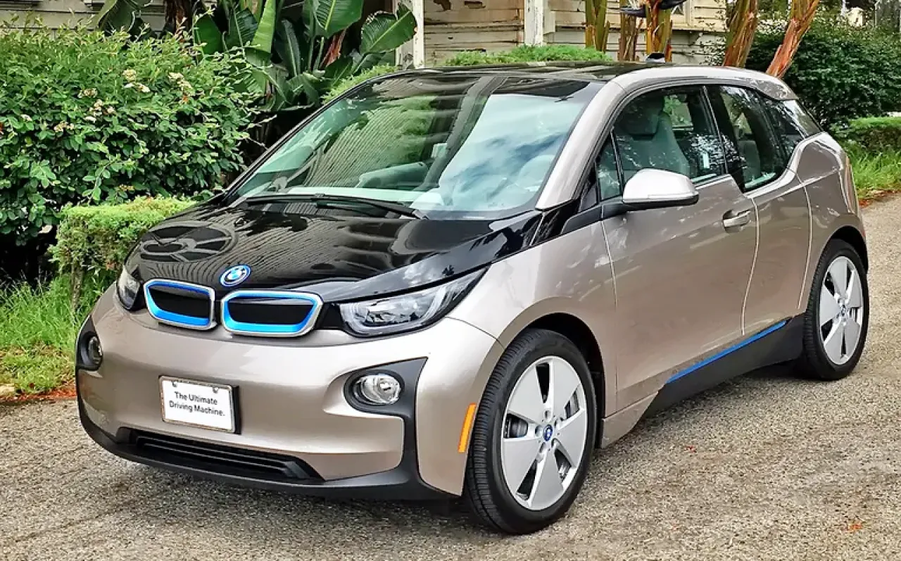 < 2016 BMW i3 REx, 출처 : MotorTrend >