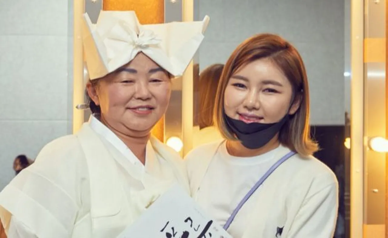 공연 후 어머니 송순단 명인을 찾은 가수 송가인. <br>사진=한국문화재재단