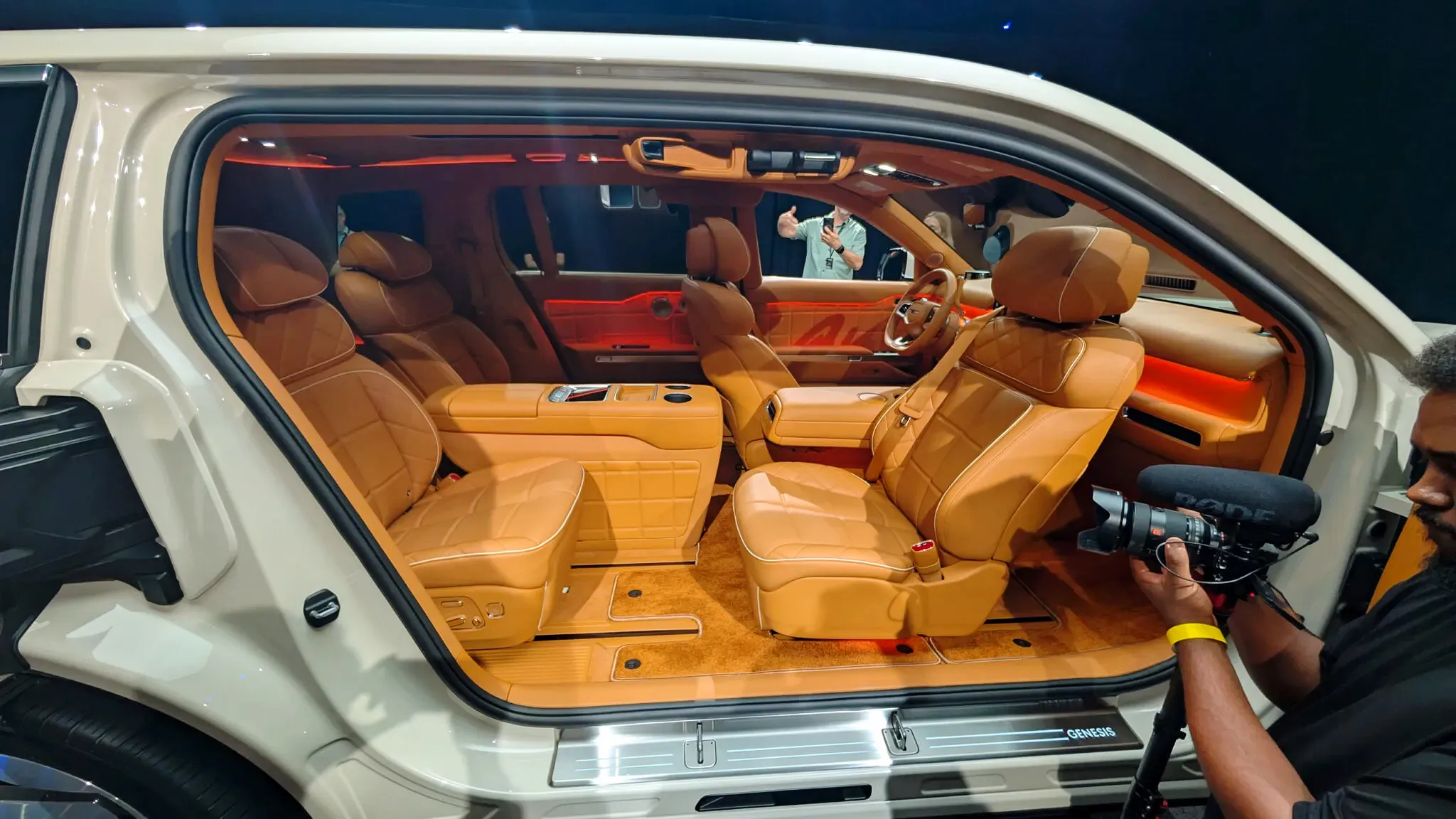 < 제네시스 GV90, 출처 : carscoops >