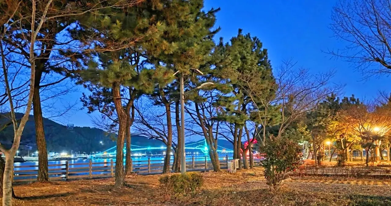 배알도 보도교 야간 조명 / 사진=배알도 별빛야영장