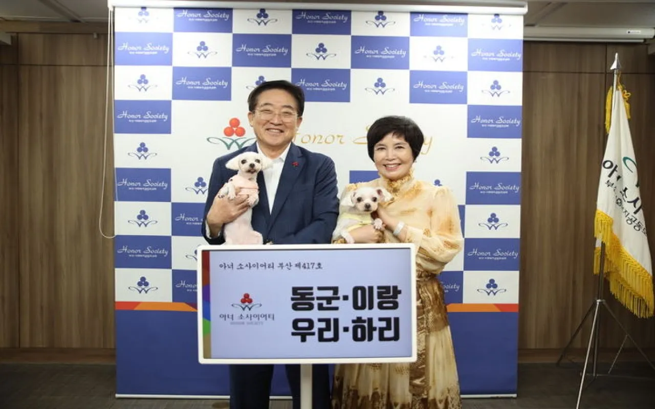 부산사랑의열매 이수태 회장(왼쪽)과 부산W아너 변희자 회장이 하리와 우리를 각각 안고 있다. 부산사회복지공동모금회 제공