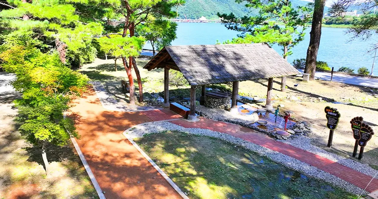 붕어섬 황톳길 세족장 / 사진=화천관광